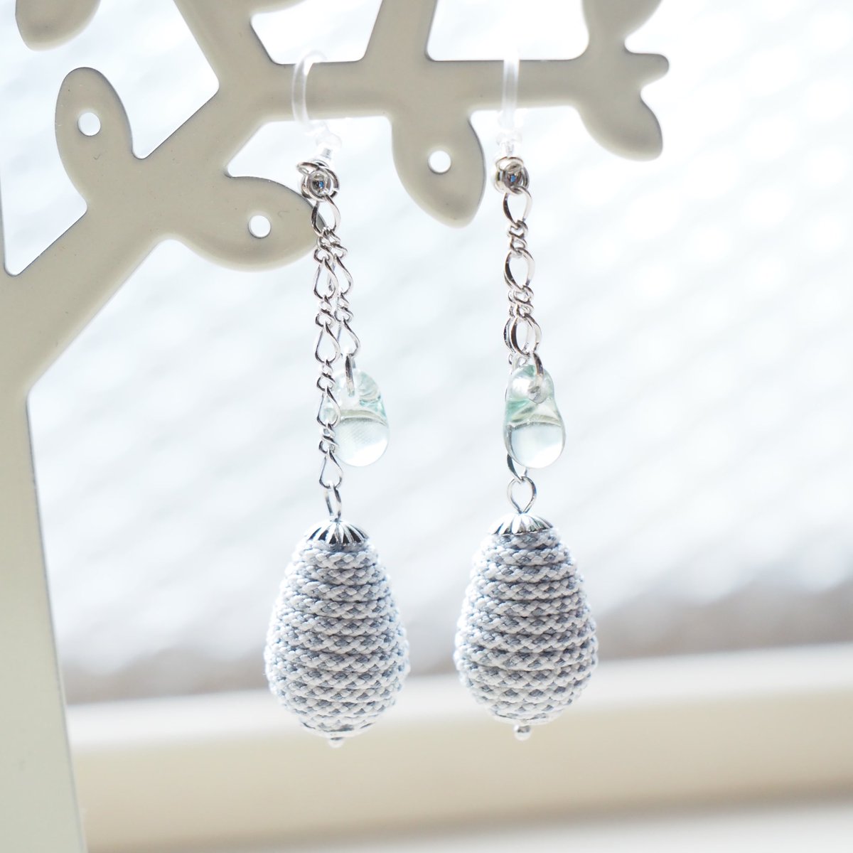 ∵∴∵∴∵∴ 受注制作で販売中です🧵∵∴∵∴∵

組紐を巻き玉にしたピアス・イヤリング
アメリカ製のガラスをつけてみました。

minne.com/@rabo-na

#組紐 #和 #アクセサリー #イヤリング #ハンドメイド #模様  #伝統色 #手作り #和柄 #ピアス #新作 #和 #根付　#巻き玉 #japan #minne