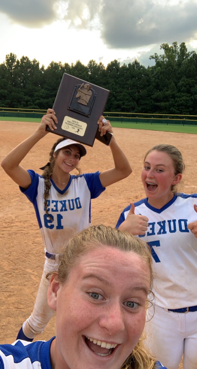 OliviaHeaney7's tweet photo. Sad to see @rheburden go, but she’s got big things ahead of her at @meredith_sb ❤️🥎 https://t.co/RI97jL05uG