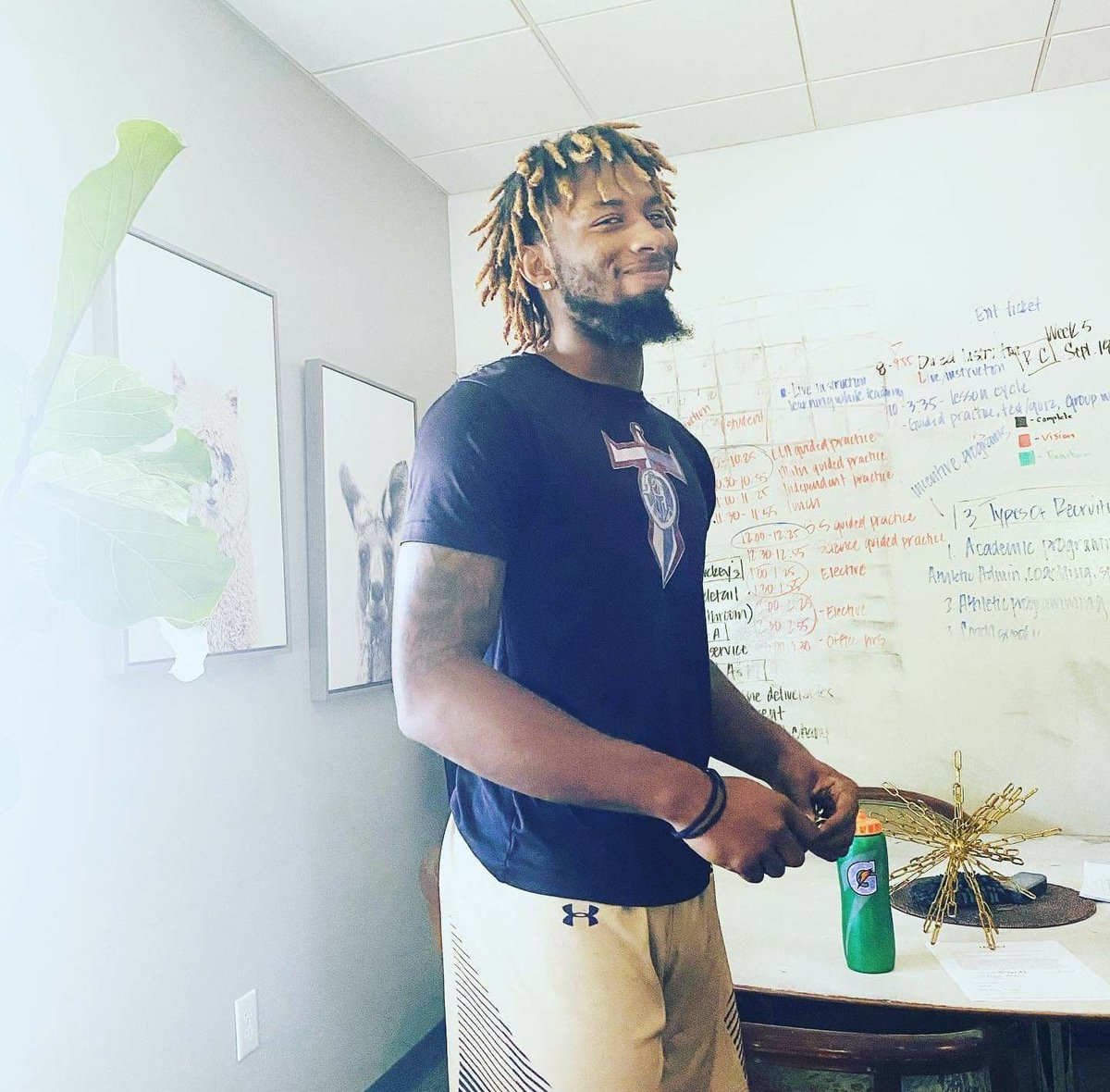 MbbTitans's tweet photo. Hey, @JayGib_0!! 👋🏾 👏🏾
Super cool when our graduates stop by campus, during their break. 

Proud of you! Keep working hard.  #CollegeStudentAthlete
#Legendary7 #LegacyCARES https://t.co/jExNvj4wOo