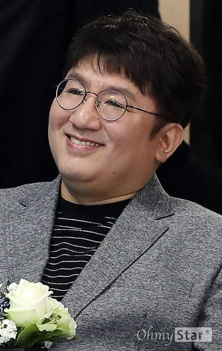 me_maria65's tweet photo. Happy birthday Bang PD Nim. The genius behind #BTS's success. Thank you for giving us these wonderful human beings. Stay healthy!🎂🎉
#HitmanBangDay
#HappyBirthdayBangPDNIM
@bts_bighit https://t.co/V3shiiO7vT
