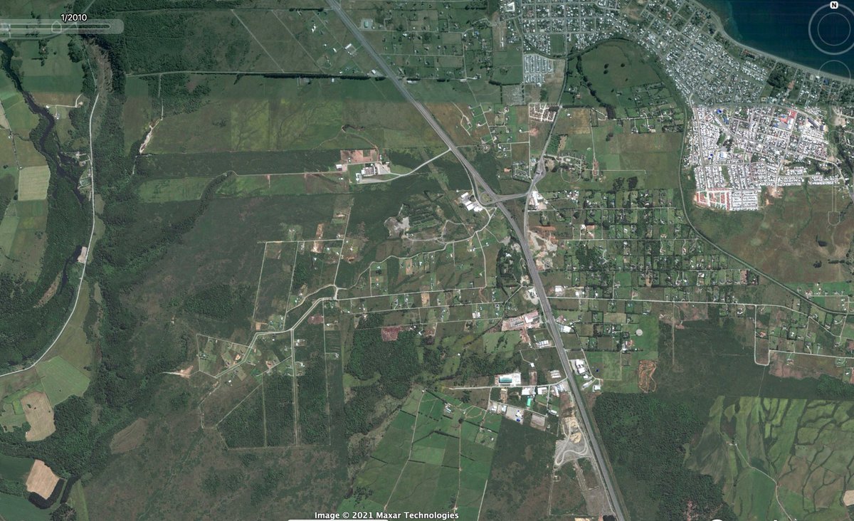 pallards's tweet photo. Comparto mi columna en @latercera “Parcelando el desagrado” y para entender la magnitud del daño de las parcelaciones en el desmembramiento del mosaico ecológico, les dejo con una secuencia de google earth del 2003, 2010, 2021 en el sector sur de Puerto Varas y Alerce. https://t.co/Cgfc3Pv3Zo