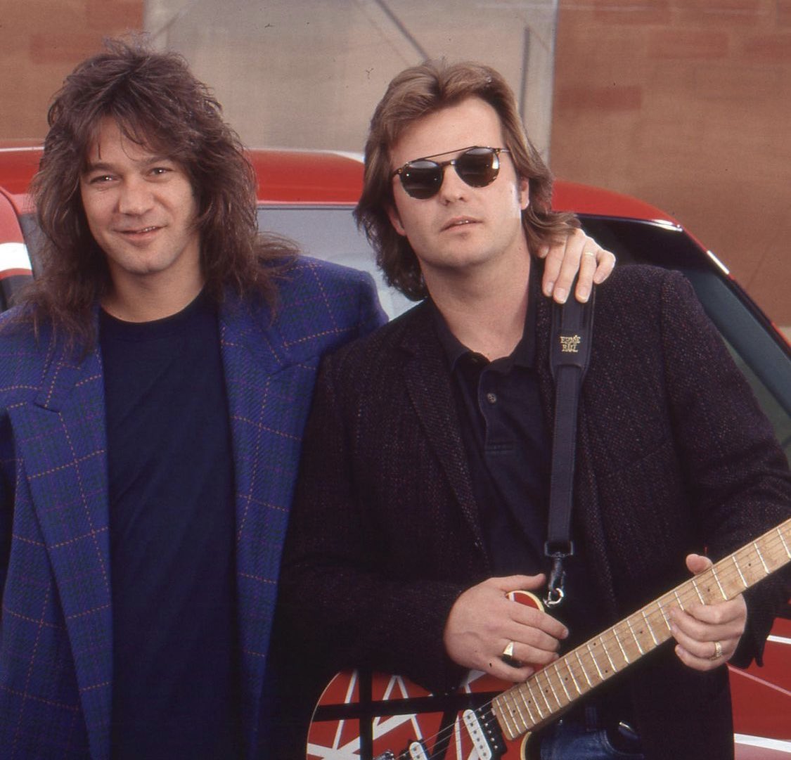 BradFanshaw's tweet photo. All week I have been posting 40th @mtv photos Had messages where’s @VanHalen figured you all knew that. Known these guys for decades now. All great friends and so many memories from backyard bbq’s, to vacations and yes concerts. 
#mtv40thanniversary #vanhalen #thecircle https://t.co/3WFdEzhJHw