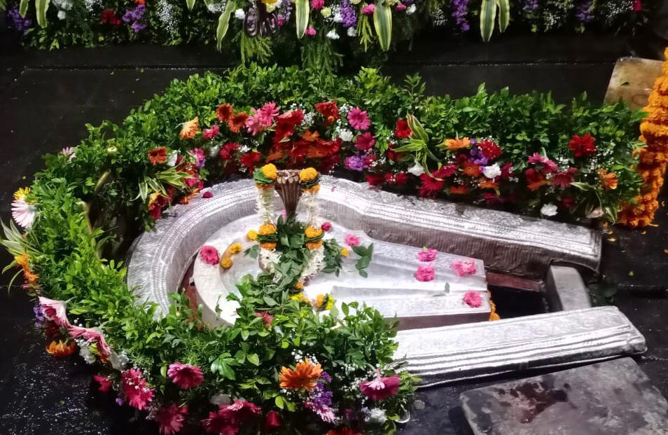 punekarnews's tweet image. Decorations at #BhimashankarTemple #Pune on the first Monday of #shravanmonth Due to #lockdownrestrictions people are not allowed to visit religious places and only priests can do daily worship. #shravan