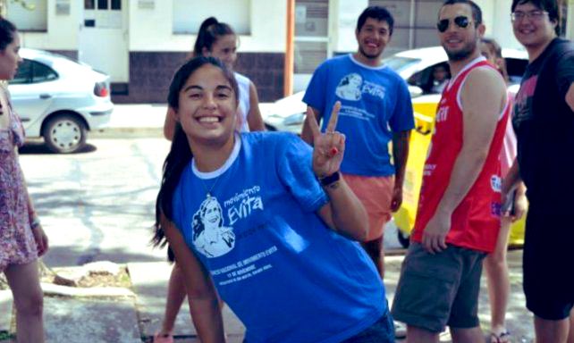 pia_dmn's tweet photo. Hoy cumpliría 26 años Micaela García.
Su femicidio dio lugar a la ley N° 27.499 de capacitación obligatoria en género para todas las personas que se desempeñan en la función pública. Su nombre se transformó en bandera de lucha y en ley 💜✊🏽 https://t.co/nKKBixAV6R