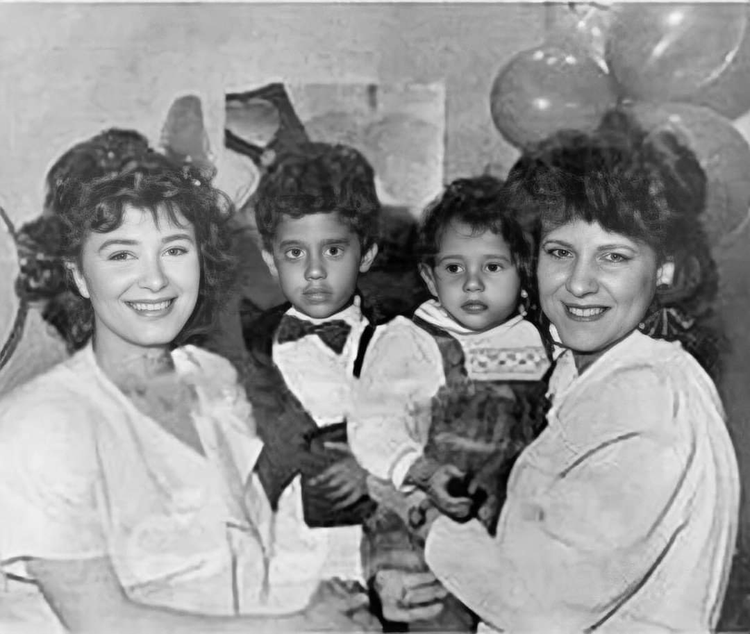 صورة نادرة للراحلة دلال عبد العزيزو إبنتها دنيا مع هيثم أحمد زكي ووالدته هالة فؤاد