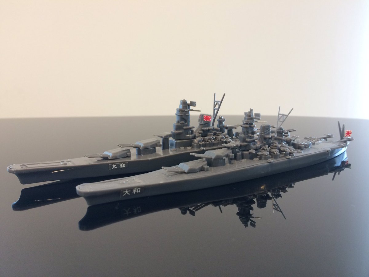 カバヤビッグワンガムの戦艦大和を新旧並べてみました。船尾に旗がある