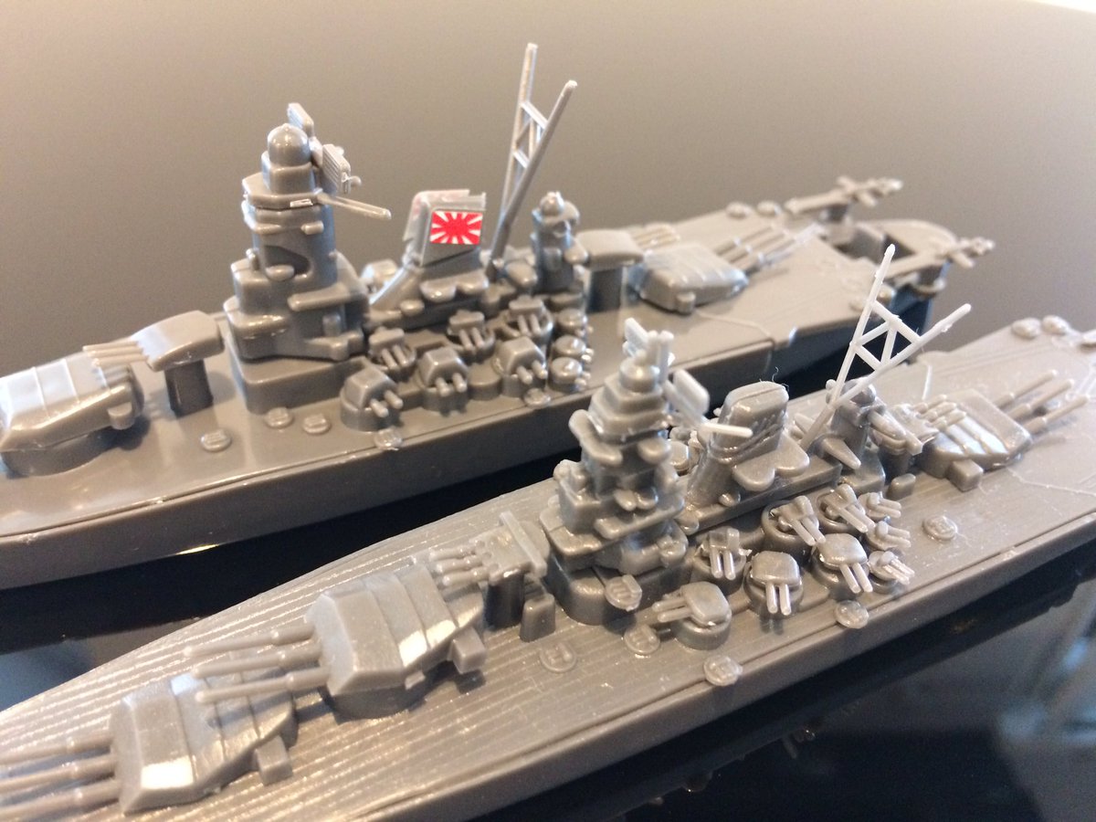 カバヤビッグワンガムの戦艦大和を新旧並べてみました。船尾に旗がある