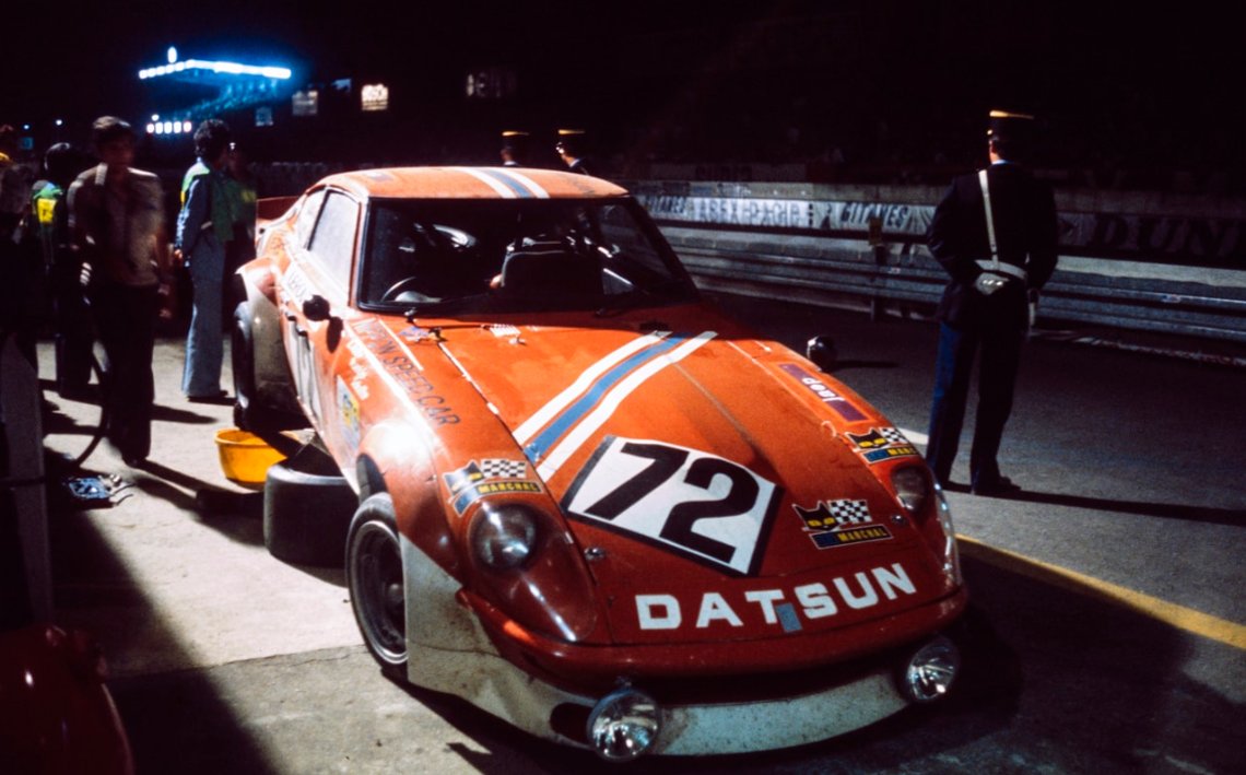 Uzivatel 車の小噺 こばなし Na Twitteru Datsun 240z In The Le Mans Ms小噺 1975年の ルマン24時間耐久レースには ダットサン240zがアンドレ ハラーのチームから参戦 日本のカルネナンバーが付けられていた これがルマンを初完走した日本車とも言われている