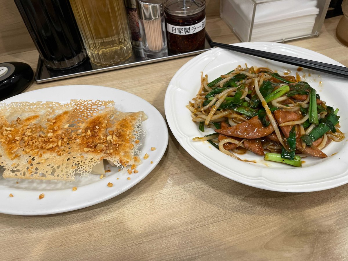 solotime_lab's tweet photo. 今日の昼はスタミナをつけるために、餃子とレバニラ。ニンニクたっぷり匂いは気にしない。マスクしてるしね。
これで今日の暑さを乗り切るぞ。
#ひとり時間　#ひとり飯　#孤独のランチ https://t.co/AoseoQvbaI