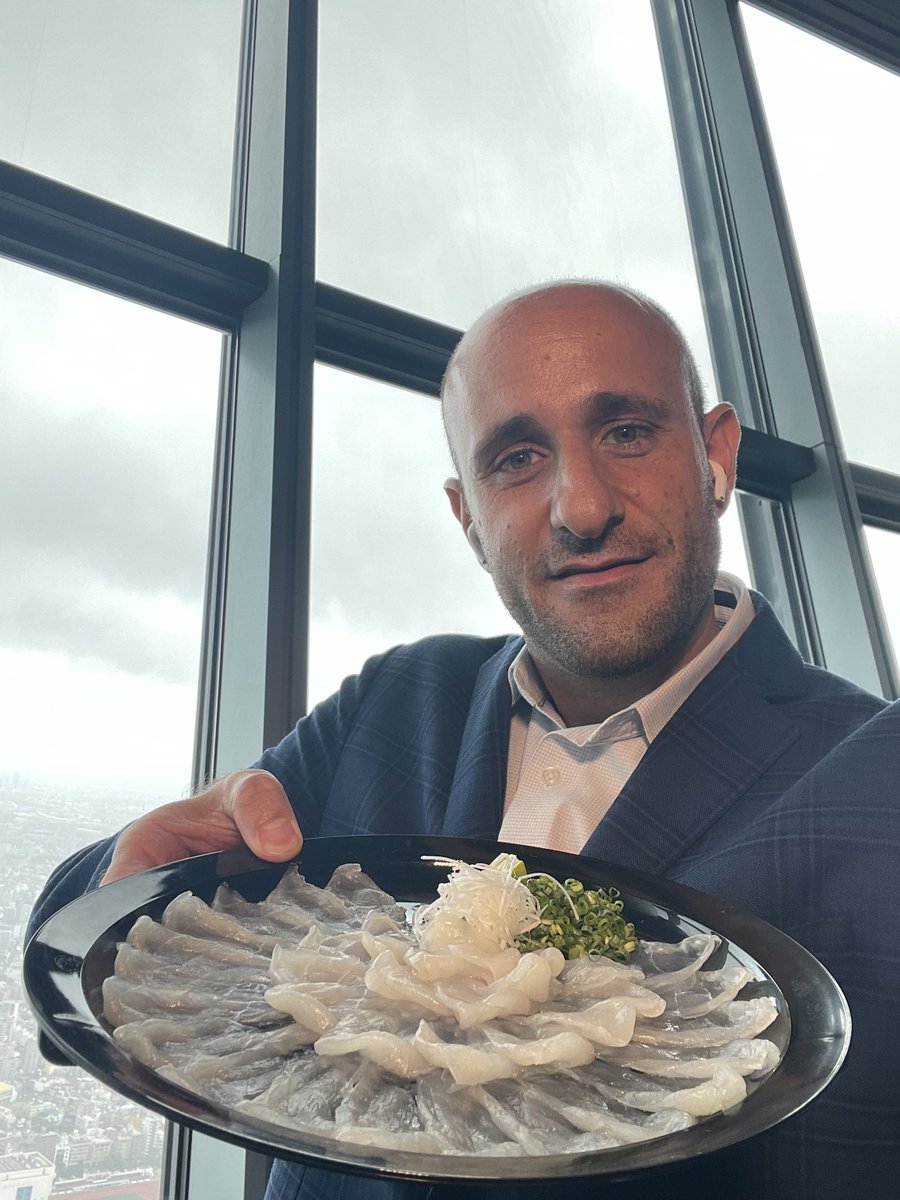 albertolati's tweet photo. Lo que le tengo preparado a @NicolasRomay y @bernardodlgarza para cerrar #ConTokyoNoche de @MarcaClaro 
Sashimi de fugu o pez globo. Sólo puede prepararlo un chef certificado, ya que en el corte es imprescindible aislar los órganos que son venenosos. Itadakimasu! (O sea, a comer) https://t.co/QQYLonyA6i