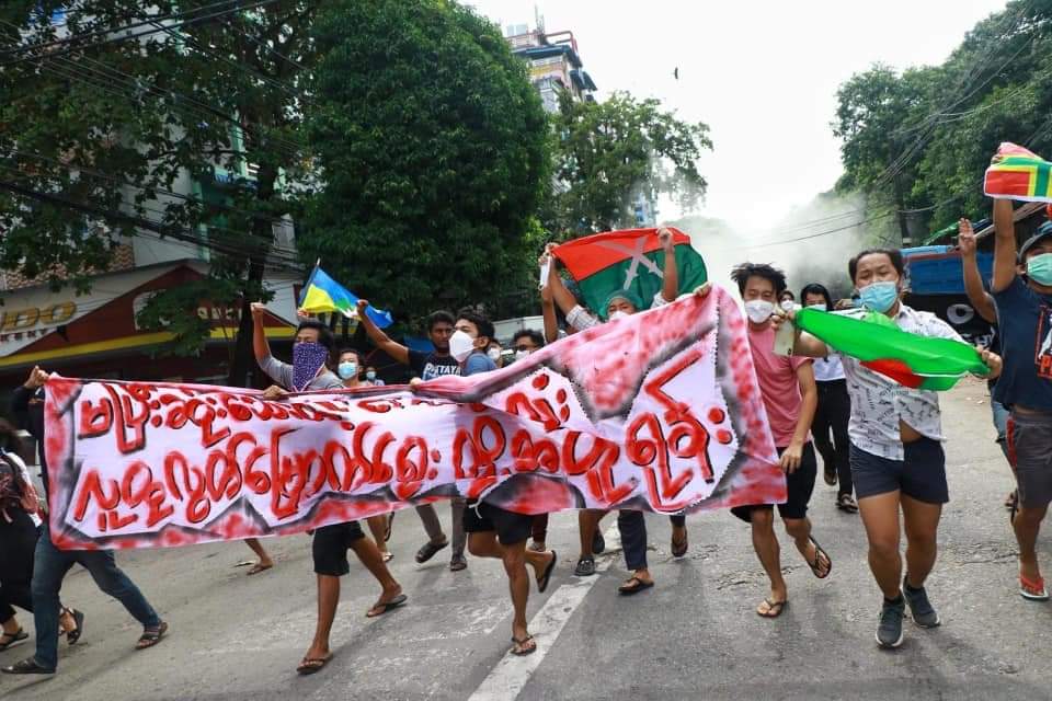 poepoe111's tweet photo. Anti-coup night protest was staged by the youth of #Yangon despite a series of shootings and arrests.
#HearMyanmarYouths
#Aug9Coup 
#WhatsHappeningInMyanmar https://t.co/Sq9kPLoncp