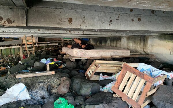 Bersyukurlah kalian yang masih punya tempat tinggal untuk berteduh. Karena diluar sana masih ada orang yang tidur di bawah jembatan.