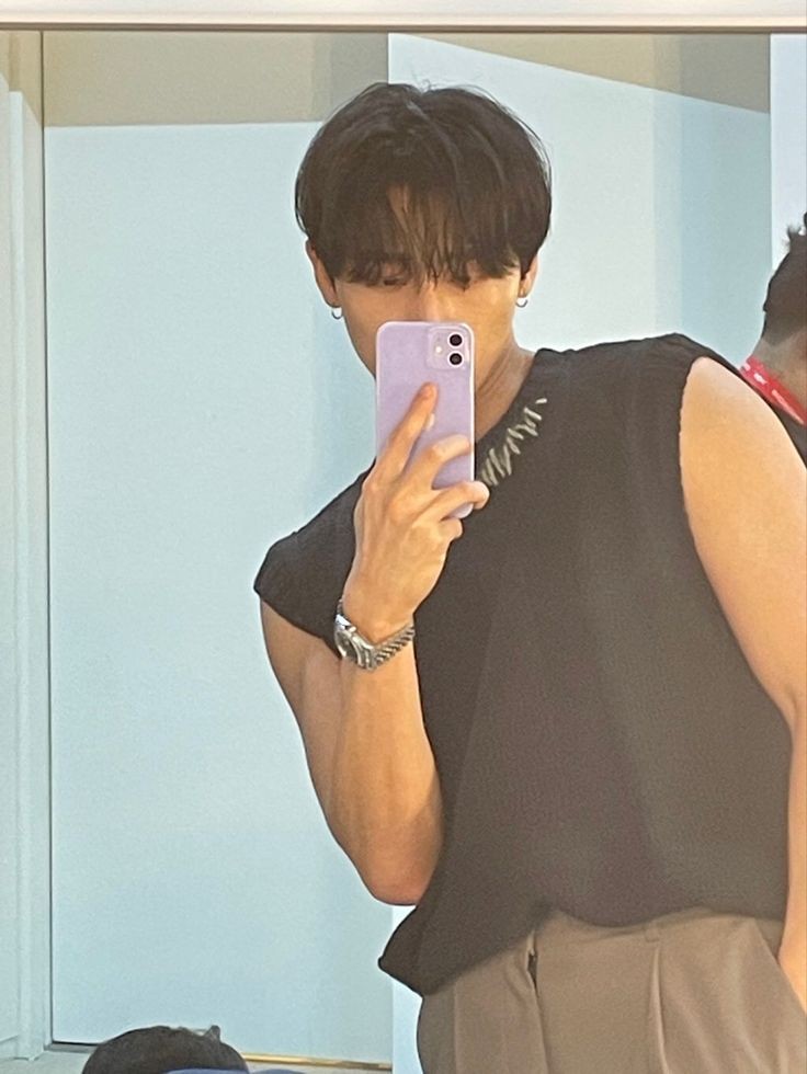 ㅤ

          📱 cymiguel posted 2 photos
           》 12:06 pm | 080921
          📍 88Rising HQ