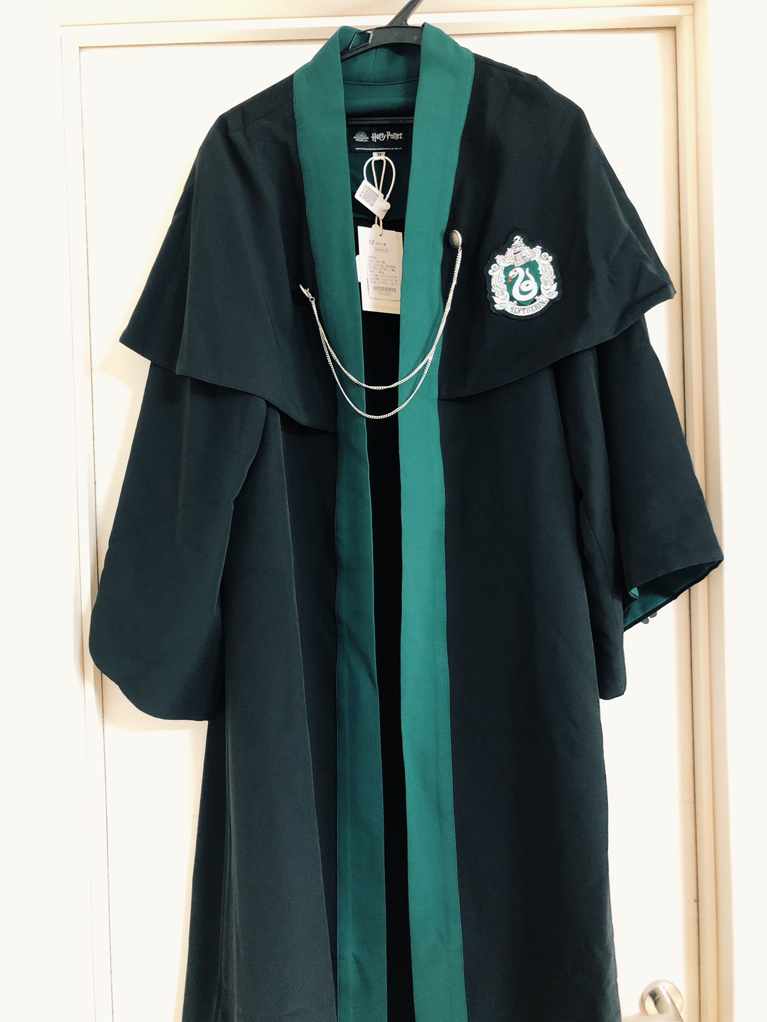 さちこ 𝗪𝗶𝘇𝗮𝗿𝗱𝗶𝗻𝗴 𝗪𝗼𝗿𝗹𝗱 ワーナー公式ショップで買ったハリーポッターのローブ ケープ付き 留め具がチェーンでめちゃくちゃ可愛いし生地も厚くて全然透けない 1万円以下でこのクオリティはすごい 買ってよかった T Co