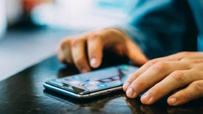TV9Marathi's tweet photo. Cyber Crime | खतरा या खौफ, सायबर गुन्हेगारांना कसे ओळखावे? https://t.co/32V1l3w4gj #CyberCrime | #OnlineFraud | #Howtoavoidscam | #Howtobeawareoffraud https://t.co/H8Hfl8iXLd