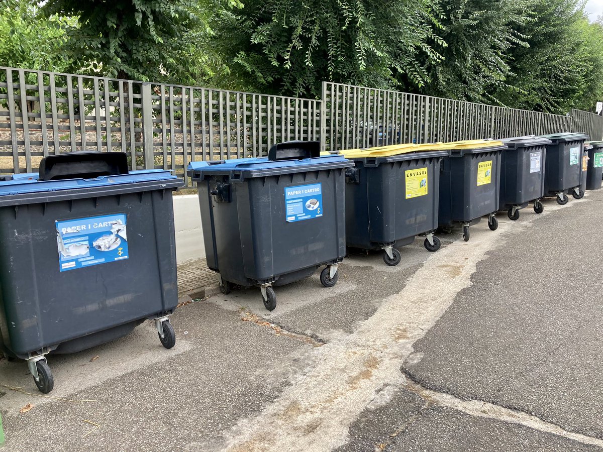 dimitristrobbe's tweet photo. I cycled >2.000km and I didn’t see any plastic waste bag on the street. I took some photos where cities implemented interesting alternatives. What do you think? What should Brussels do? Thread 👇

Ex 1: Cànoves i Samalús 🇪🇸 #trash #trashbin #waste #publicspace @canovesisamalus https://t.co/OtKKO9SdMn
