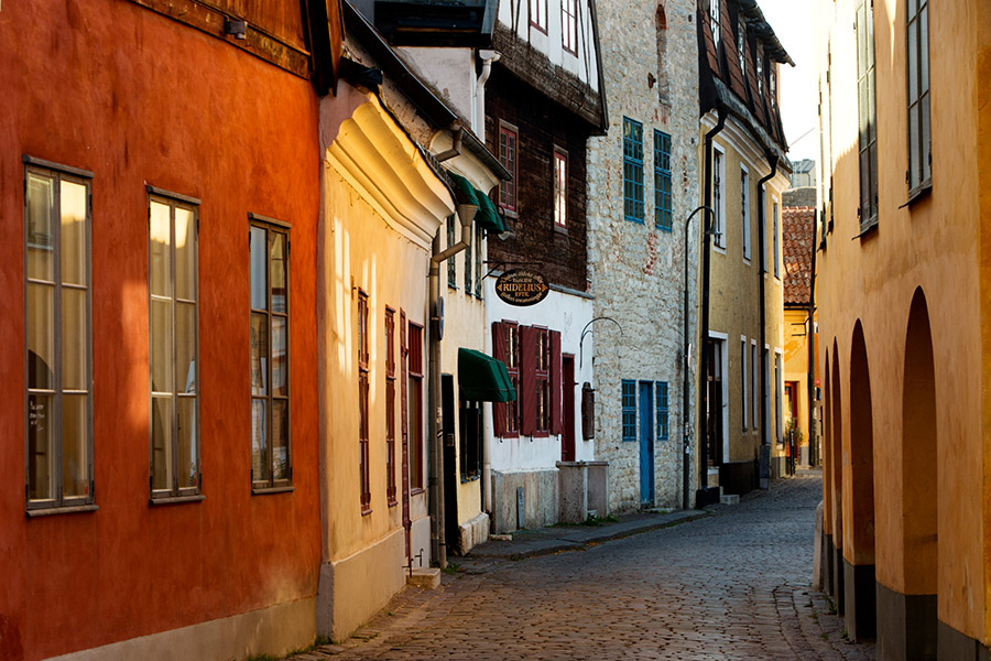 wrathofgnon's tweet photo. So here's an idea: what if we made a virtual sandbox style town in the style of the great traditional towns of the world. As realistic as possible, exteriors only, but populate it with "real people". Then we put it out there, as a work of interactive art, a vision of a future? https://t.co/BR25wtzWbs