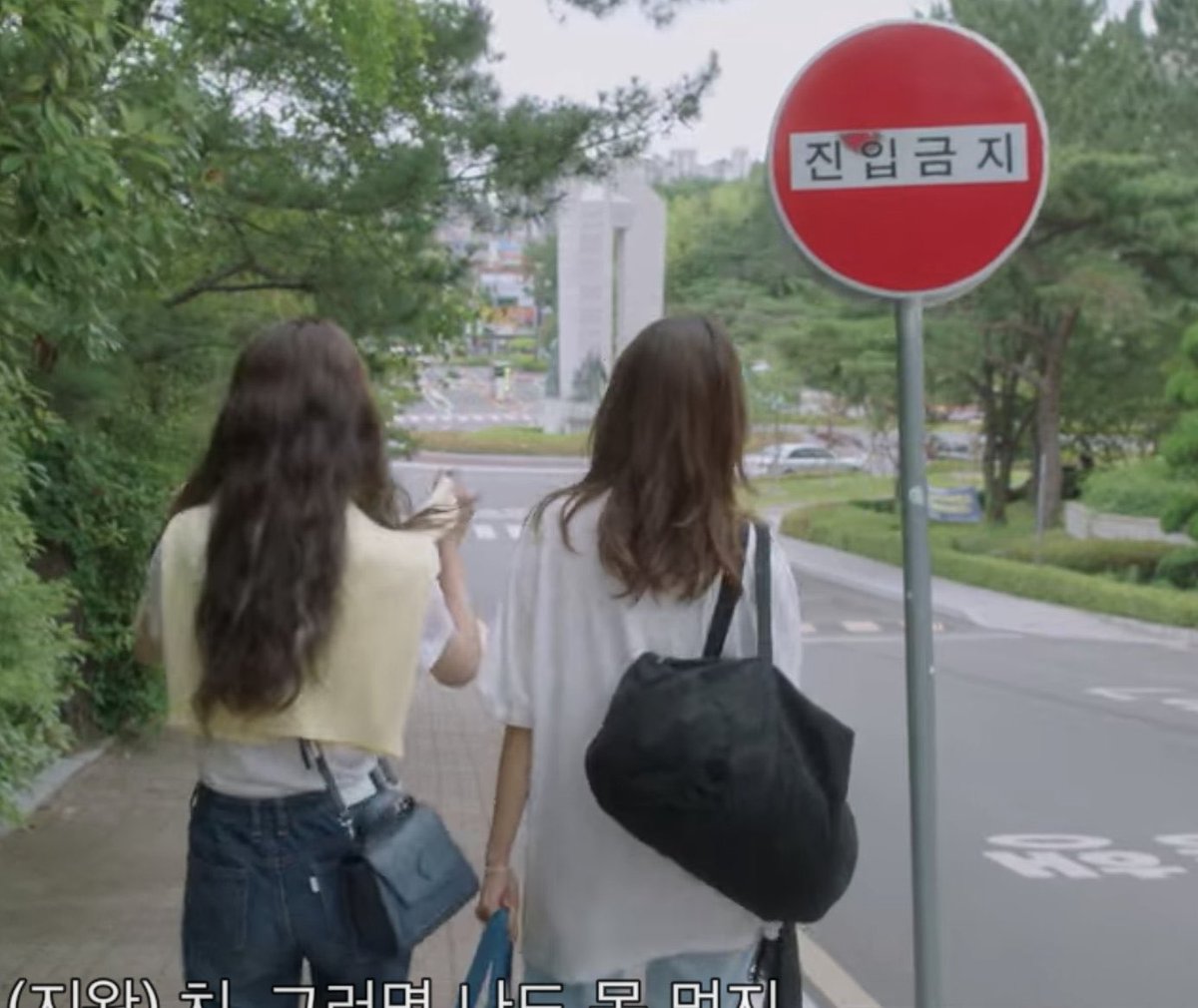 รักในดีเทลเล็กๆของซีรีย์อะ ทุกซีนที่เกี่ยวข้องกับตอนแสดงความรู้สึกของยุนซลกับจีวาน จะมี Signals แอบแฝงตลอดอะ แบบป้ายทาง one-way ป้ายไม่มีทางเข้าไรงี้อะ เหมือนคสพเส้นคู่ขนานอะ ความสังคมเกาหลีไม่เปิดรับ