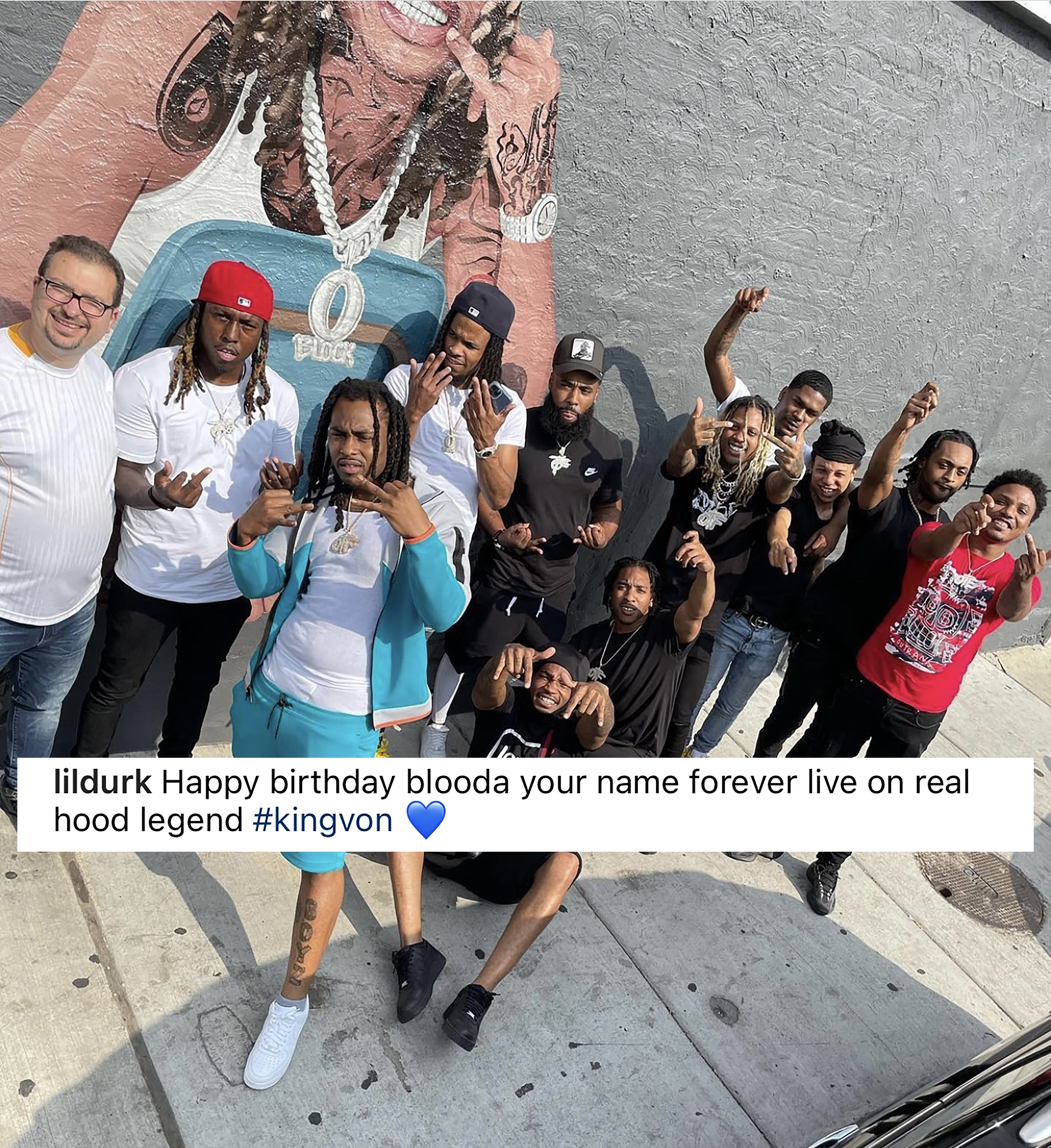 Kollege Kidd Lil Durk Takes A Photo In Front Of King Von S Mural In Chicago In Honor Of V Roy S 27th Birthday T Co 8cw6xkmnfk Twitter