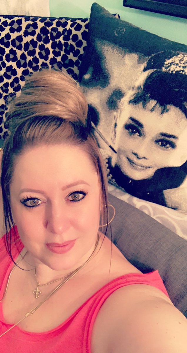 Zu_ZuPetals's tweet photo. Hey Girl Hey!! LOL I was checking my phone camera because I had something in my eye and then I noticed my girl Audrey beside me π€£! And we are kinda twinning a lil bit! #HadToTakeAPic #PhotoOp #IWishWereTwinning #BreakfastAtTiffanys #AudreyHepburn https://t.co/iuETiDTqqJ