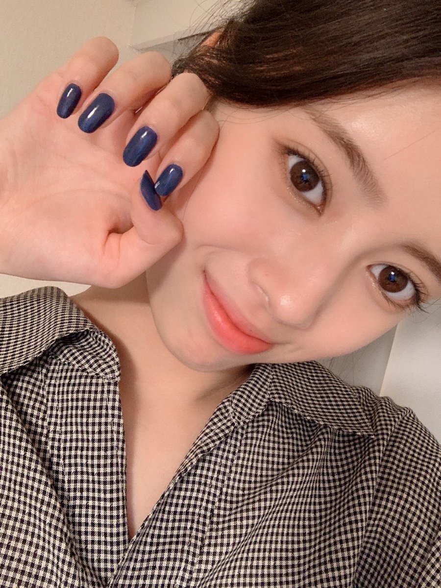 RM 🍜 - 210809 | 18:18

“Finally”

“Nail success”

“They’re navy ♡”