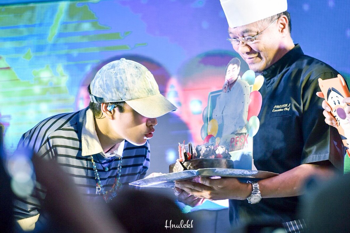 hnulekk's tweet photo. ปีแรกๆช่วงวัน��กิดคือแฮปกันจนเหนื่อยทั้งเฮียทั้งนุช​ แฮปทุกงานทุกร้าน​ เค้กเอยคลิปเอยเซอไพรส์ใดๆเอย​ วันไหนมี2-3งานก็แฮปมันทุกงาน​ คนที่แฮปก็คนเดิมๆที่ตามไปจากงานแรกยันงานสุดท้ายอ่ะ​ 5555​ คิดถึงบรรยากาศตอนนั้นเนอะ​ ดี๊ ดีย์​
#PalitBD2021
 #เป๊กผลิตโชค #PeckPalitChoke https://t.co/m40RvIXRYL