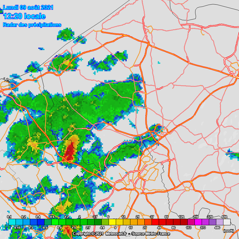 MeteoWard's tweet photo. De komende uren moeten we rekening houden met lokale buien die best fel uit de hoek kunnen komen. Een klap #onweer is mogelijk. Zo zit er momenteel een fel exemplaar met wat gedonder bij #Westouter. https://t.co/OGf4Wvib1y