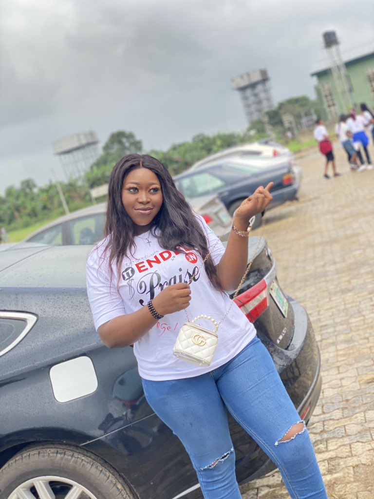 Kamsi_Kamsi's tweet photo. Graduate feeling. 
Jesus did it🙌🏻🙌🏻
It really really ended in praise💯💯💯
#uniportgraduate 
#Anambragirl
#lcs 
#portharcourtspecials 
#itendedinpraise 
#mondaymorning
#miraclenodeytirejesus 
@Kamsi_Kamsi 
@VictorIsrael_ https://t.co/EXwEdwb1m5