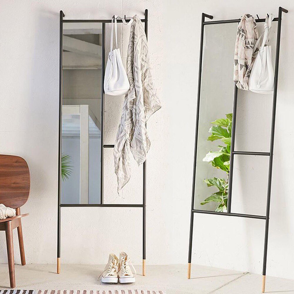 Oturma odası, antre veya yatak odası gibi evinin bir çok bölümünde kullanabileceğin dekoratif aynalarla ışığı ve derinliği arttırabilirsin.

#PeraBulvarı #dekorasyon #dekoratif #aksesuar #decoration #homedecoration #ayna