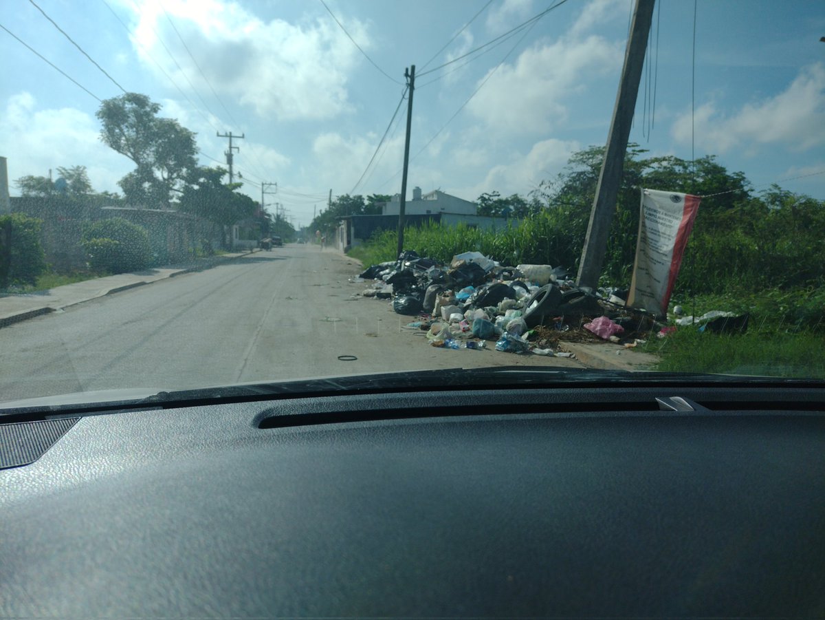 BallesterosCA's tweet photo. Col. Manuel B. D. Téllez Girón, sin servicio del camión recolector de basura desde hace más de 4 meses. Autoridades ausentes y habitantes siguen tirando la basura acumulada semanalmente en una sección de la calle. ¡URGE solución de la autoridad pertinente! @FormulaTabasco @xevtfm https://t.co/IamCu8vOwp