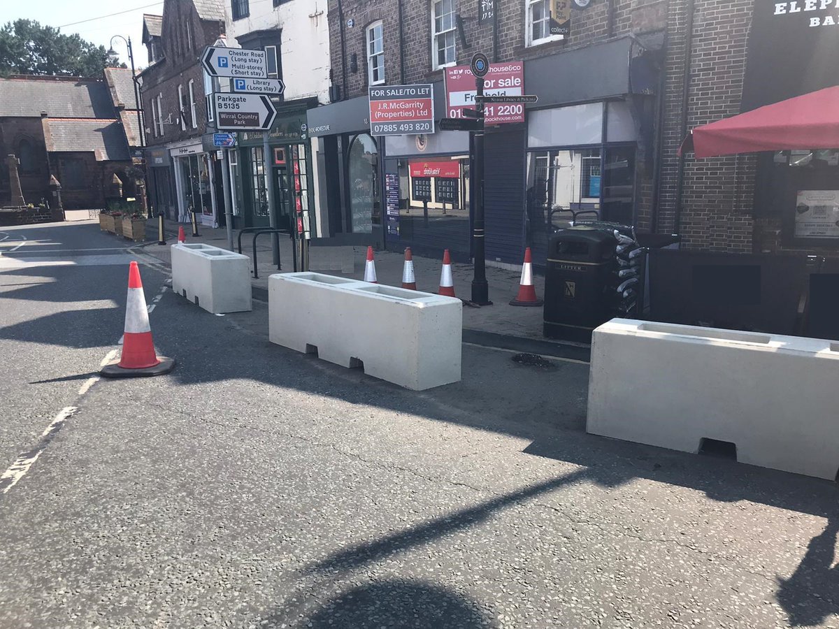 Councils and restaurants around the UK are using Polysafe concrete planters to extend pavements to allow safe al fresco dining, drinking and relaxing #concreteplanters #pavementculture #alfrescodining #lunch #coffee