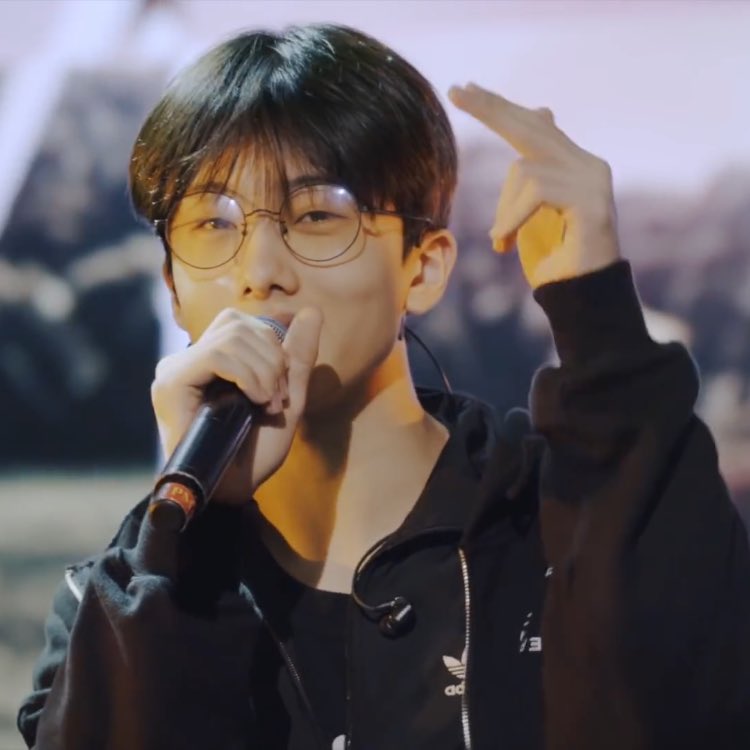 หน้าสดผมไม่เซตใส่แว่น มันหล่ออะไรแบบนี้ล่ะ