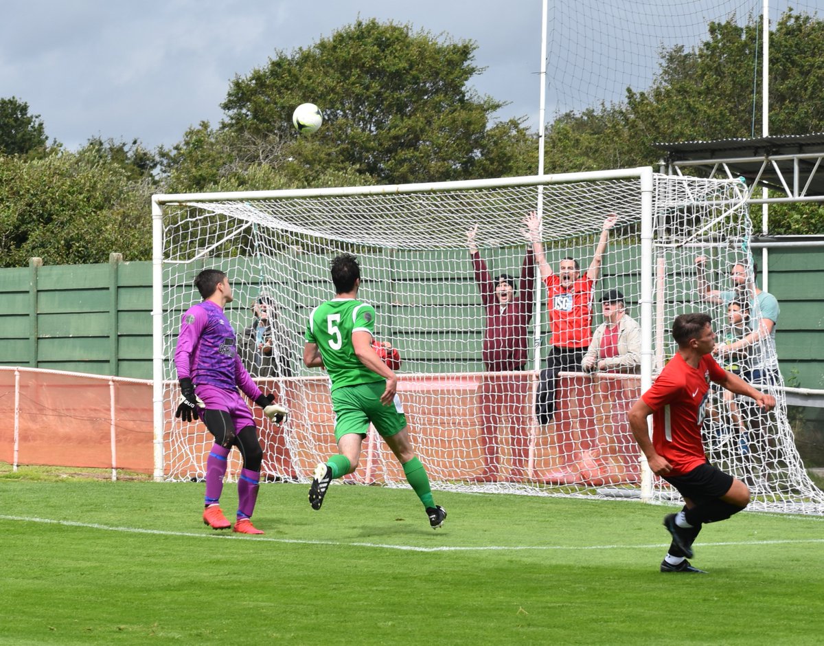 Everybody knew where that ball was going 🔥

#EmiratesFACup <a href="/farehamtownfc/">Fareham Town FC</a>