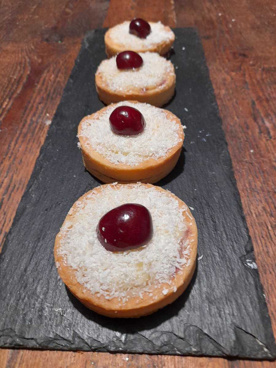 These are my Manchester tarts  made for this weeks #twitterbakealong. First time in the making ( loving these challenges)unfortunately not officially entered ( forgot the tag) 🙄and now they are all gone .@thebakingnanna1 @Rob_C_Allen #manchestertart #regionalfood #lovebaking