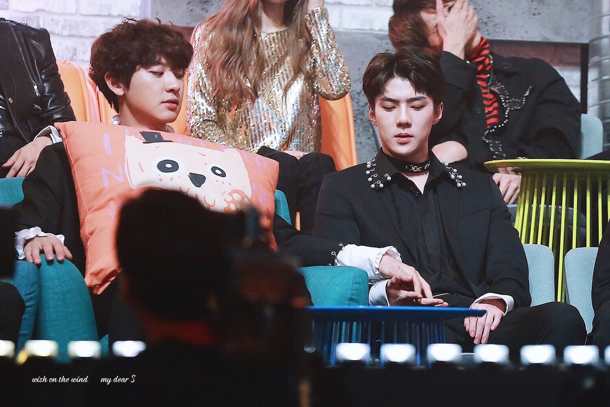 pukjin's tweet photo. มีคนบอกว่าเหมือนน้องรู้สึกไม่ค่อยดี(ป่วยหรืออาจจะอารมณ์ไม่ดี?) ตาพี่ที่นั่งอยู่ข้างๆเลยกุมมือน้องไว้แบบนี้ แง๊ จะด้วยเหตุผลอะไรก็แล้วแต่.. คือมันดีมากเลยอะ 😭♥️ https://t.co/1BMAkZmvAr