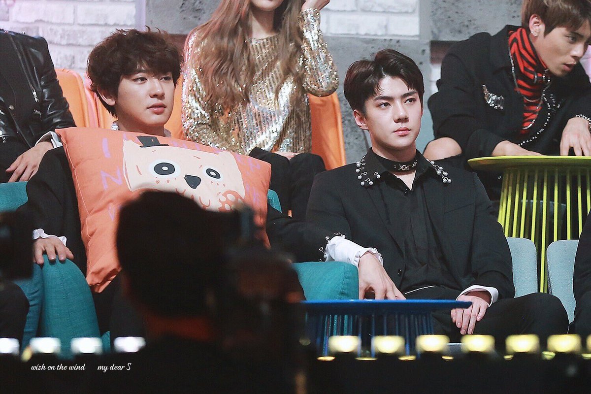 pukjin's tweet photo. มีคนบอกว่าเหมือนน้องรู้สึกไม่ค่อยดี(ป่วยหรืออาจจะอารมณ์ไม่ดี?) ตาพี่ที่นั่งอยู่ข้างๆเลยกุมมือน้องไว้แบบนี้ แง๊ จะด้วยเหตุผลอะไรก็แล้วแต่.. คือมันดีมากเลยอะ 😭♥️ https://t.co/1BMAkZmvAr