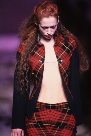 NIHILISM1994's tweet photo. TW: sexual abuse
Alexander McQueen FW 1995, Highland Rape: a thread

The show that launched Lee's career to new highs received massive media exposure as the critics perceived it as misogynistic. It made every headline: they described his show as an ugly scene of sex and violence. https://t.co/AFVWH6pFgO