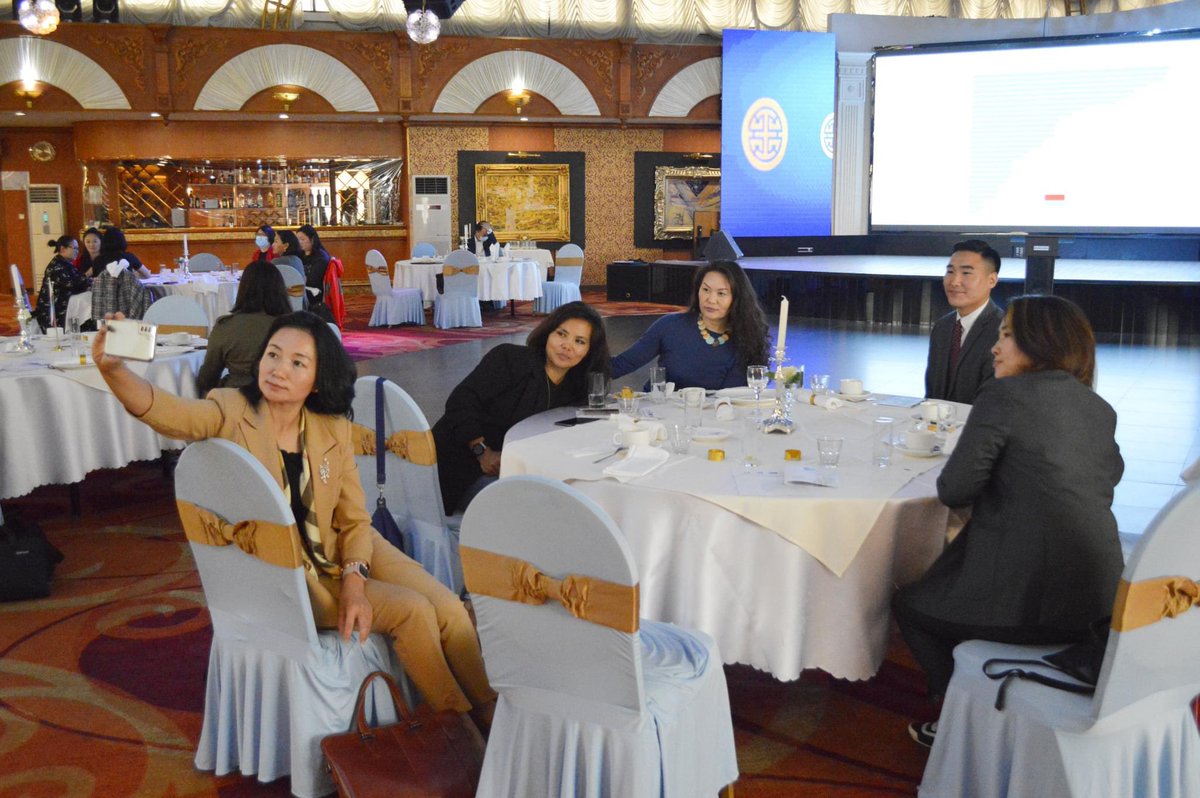 Хэлэлцүүлэгт АПУ ХК <a href="/MonosOfficial/">Монос Групп</a> , <a href="/MDSKhanlexLLP/">MDSKhanLex LLP</a>  зэрэг компаниуд туршлагаа хуваалцсан 🤝.
▶️ Бизнесийн байгууллагууд хүний эрхийг хүндэтгэж ажилласнаар ажилтан, үйлчлүүлэгчдийн сэтгэл ханамж дээшилж, бүтээмж нэмэгддэг байна 📈.