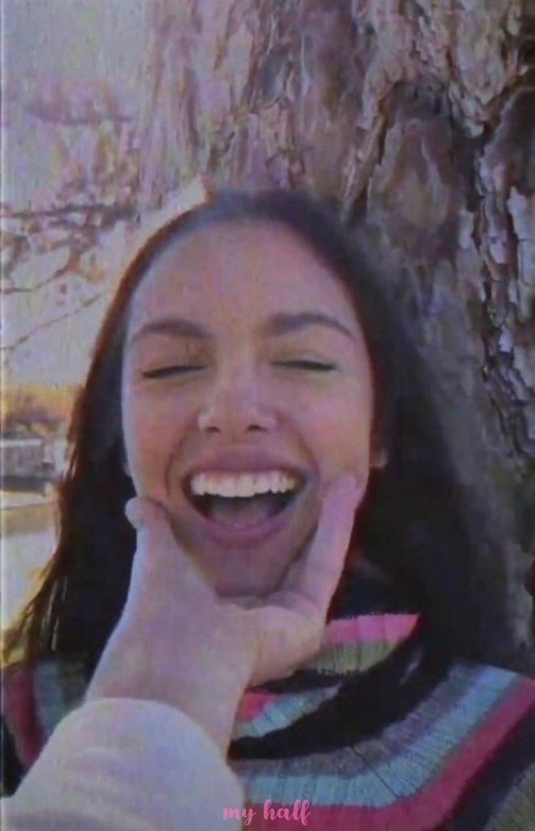 tchavezmfs's tweet image. I want to wear 𝒉𝒆𝒓 initial, on a chain round my neck, chain round my neck.
Not because 𝒔𝒉𝒆 owns me but 'cause 𝒔𝒉𝒆 really knows me.☽︎