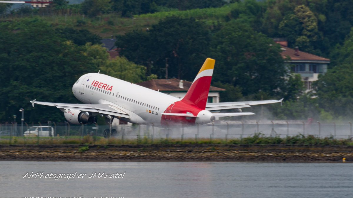 jmanatol's tweet image. #BuenosDias
#Lunes
#V1Rotate desde #rwy22 de @DonostiAir #LESO del @Airbus #A319 de @Iberia que veremos hoy 2 veces y en unas semanas hasta en 4 ocasiones al día

#VuelaDesdeHondarribia