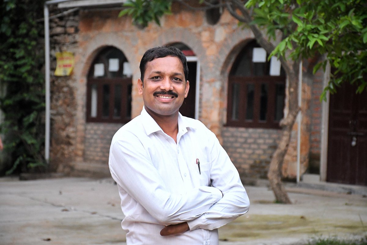 Born without fully formed fingers, worked as child labor, was forcefully coerced into smuggling. Vijay as his name suggest,'Victory', won over all odds & completed his #Education @BalAshramJaipur with M.A. in #SocialWork. He is passionate #ChildRightsActivist 
@k_satyarthi