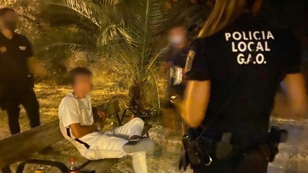 policiaelche's tweet photo. Durant aquests dies es controla la presència de #grups i el consum de #alcohol a l'entorn del recinte de la #UMHE
👉🏼 Acudir a escoltar els #concerts des de fora no és possible, en establir-se una zona perimetral #exclosa al públic per a evitar aglomeracions https://t.co/trXCkoDbtP
