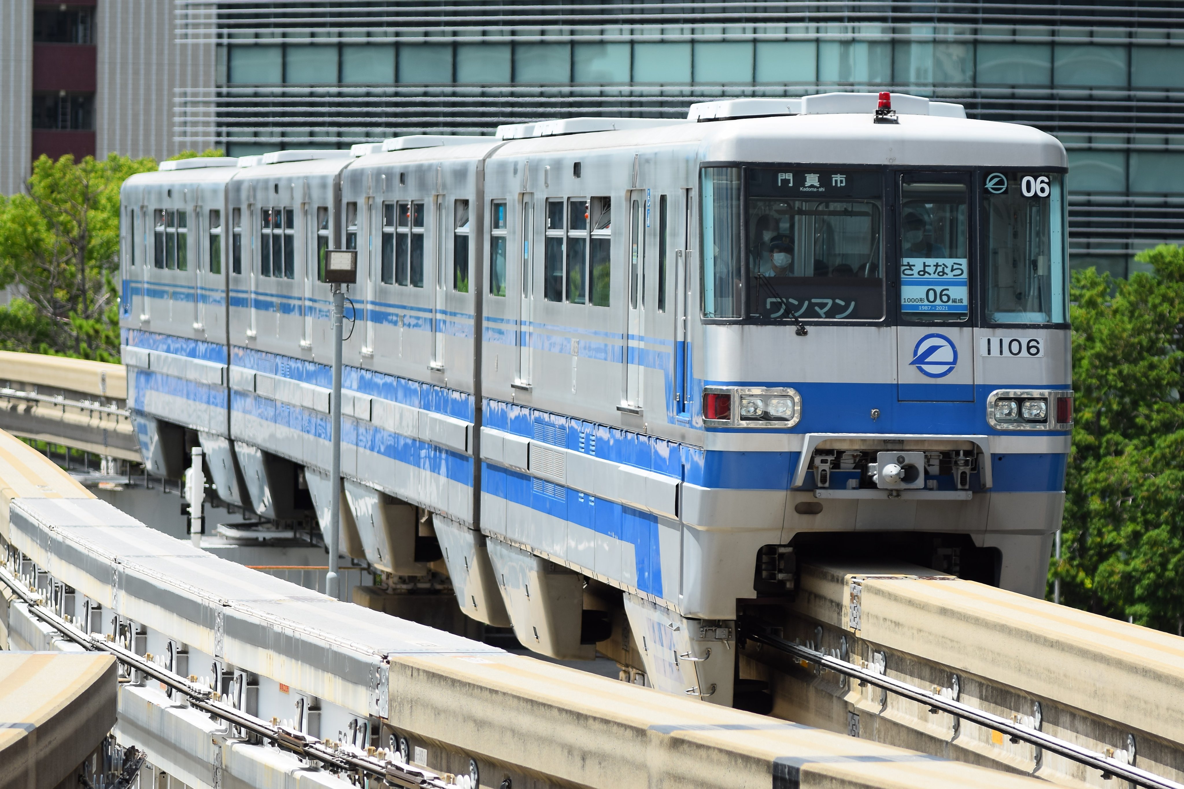 大阪モノレール】30周年記念ステッカーを掲出 | 鉄道ホビダス
