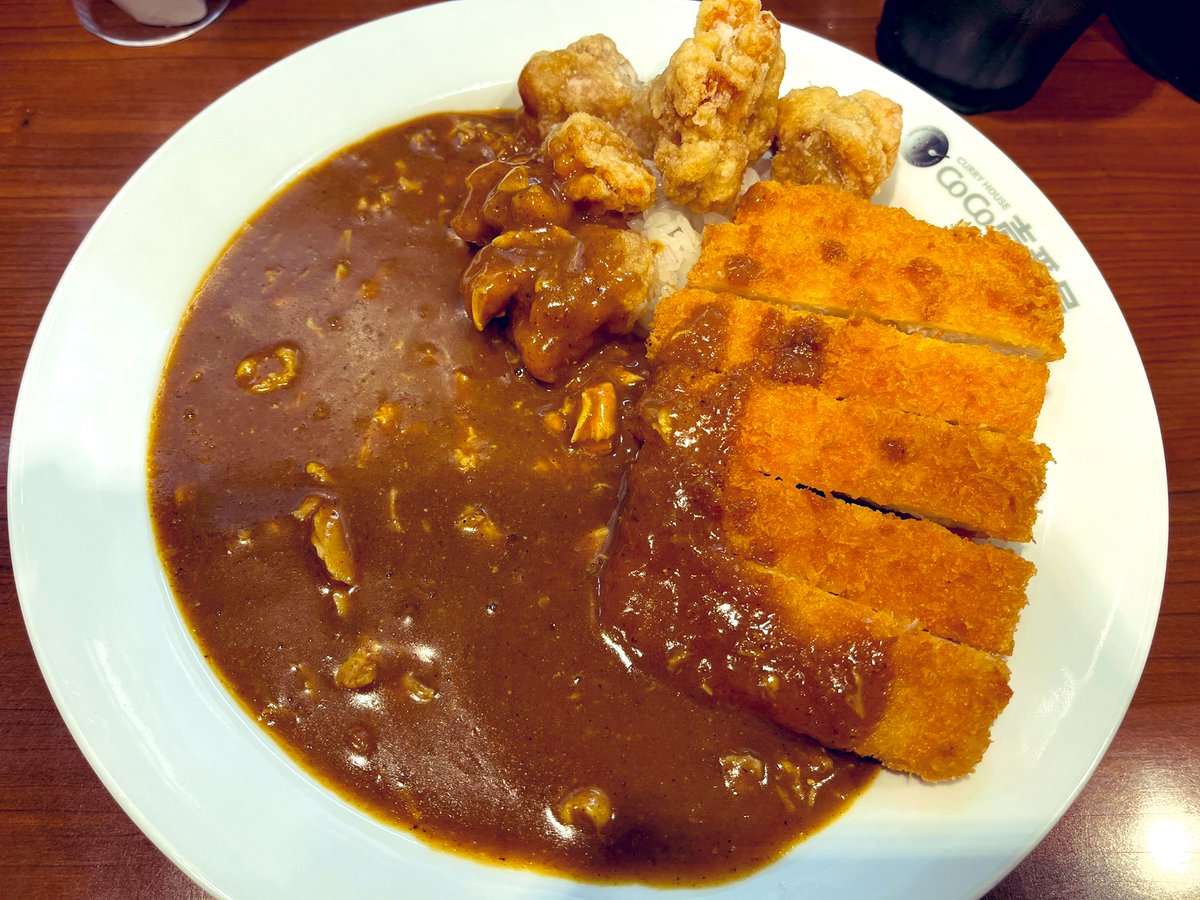Futuristix's tweet image. #CoCo壱 チキン三昧カレー5辛。
100日間頑張ったご褒美に。今日を機に、次回からはごはん少なめにするかな。普通盛りでも結構あるもんね。

#FoodOnThePlanet #HealthControl #WeLoveTheEats