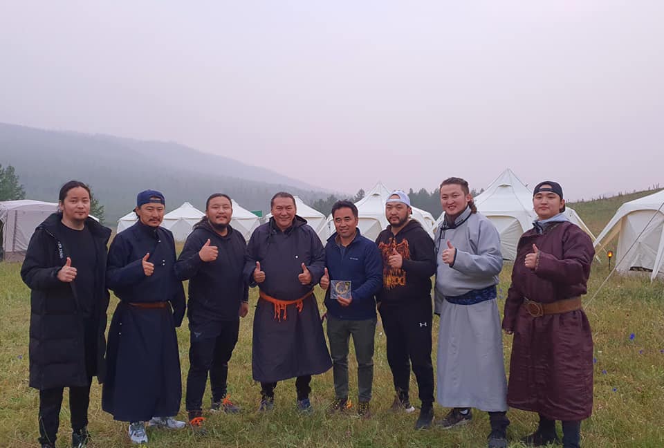 Дэлхийг байлдан дагуулж буй Монгол бахархал болсон The HU хамтлаг 2 дахь цомгийн ажлаа дуусгаад аялан тоглолтынхоо өмнө Otogloy кэмп дээр гэр бүлийн хамт амран буцацгаалаа.
Монгол соёл урлагаа дэлхийд таниулж буй их үйлсэд болон АНУ-д удахгүй болох аялан тоглолтод нь амжилт хүсье
