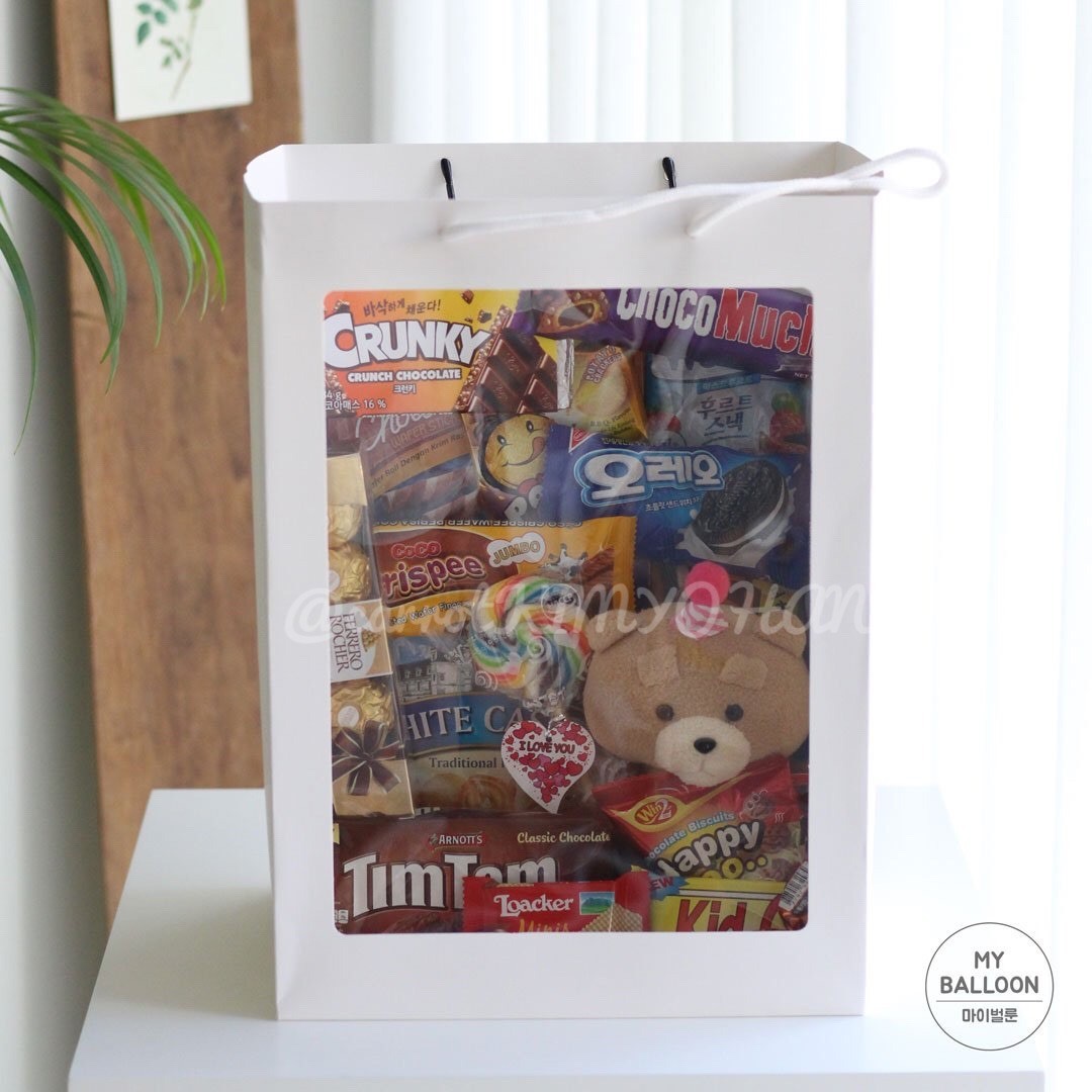 มุมแอบเม้าท์
ทางร้านแอบกระซิบว่า
 
❤️โยฮันสั่งcold brewและอเมริกาโน่เย็น🧋🧉

💛โยฮันเดินดูรูปด้านหน้ารถอย่างมีความสุขพร้อมด้วยรอยยิ้มกว้างบนใบหน้าของเค้า😃🥰 

💜ในส่วนของลูกโป่ง🎈ขนม🫓และอาหารว่างสุดพิเศษ🥪ที่ทางทีมจัดไปให้โยฮันโดยเฉพาะ โยฮันก็ไม่ลืมที่จะนำกลับไปด้วย