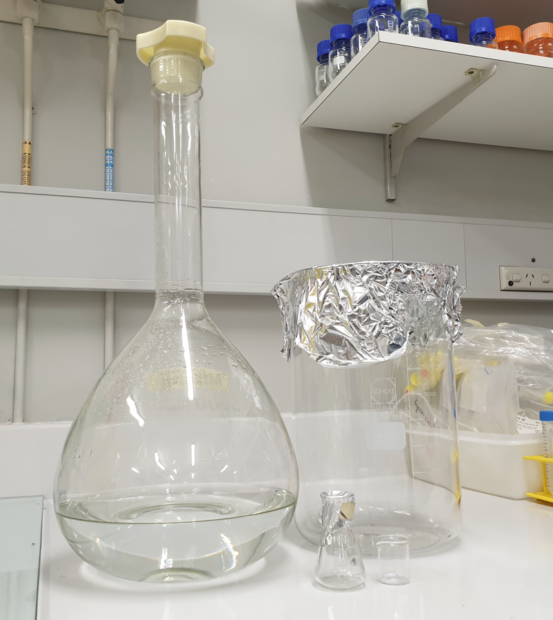 QLD_ScienceWeek's tweet photo. Scientists and science experiments can come in all shapes and sizes! So we've got both super-sized and mini-sized equipment for all our #science needs! Not going to lie, I didn't know beakers came in such tiny sizes until this year! #TheMoreYouKnow #SoCute #TinyScience https://t.co/vV2KRjGprQ