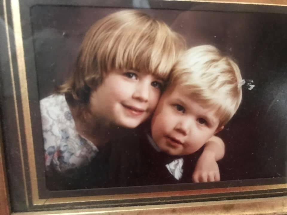 JudieannRose's tweet photo. Enjoy a thread of photos of me with my ickle baby brother @PhysWiz. For I shall not see him on his birthday and this cannot embarrass him appropriately. #piggle https://t.co/lI9aE0EBGV