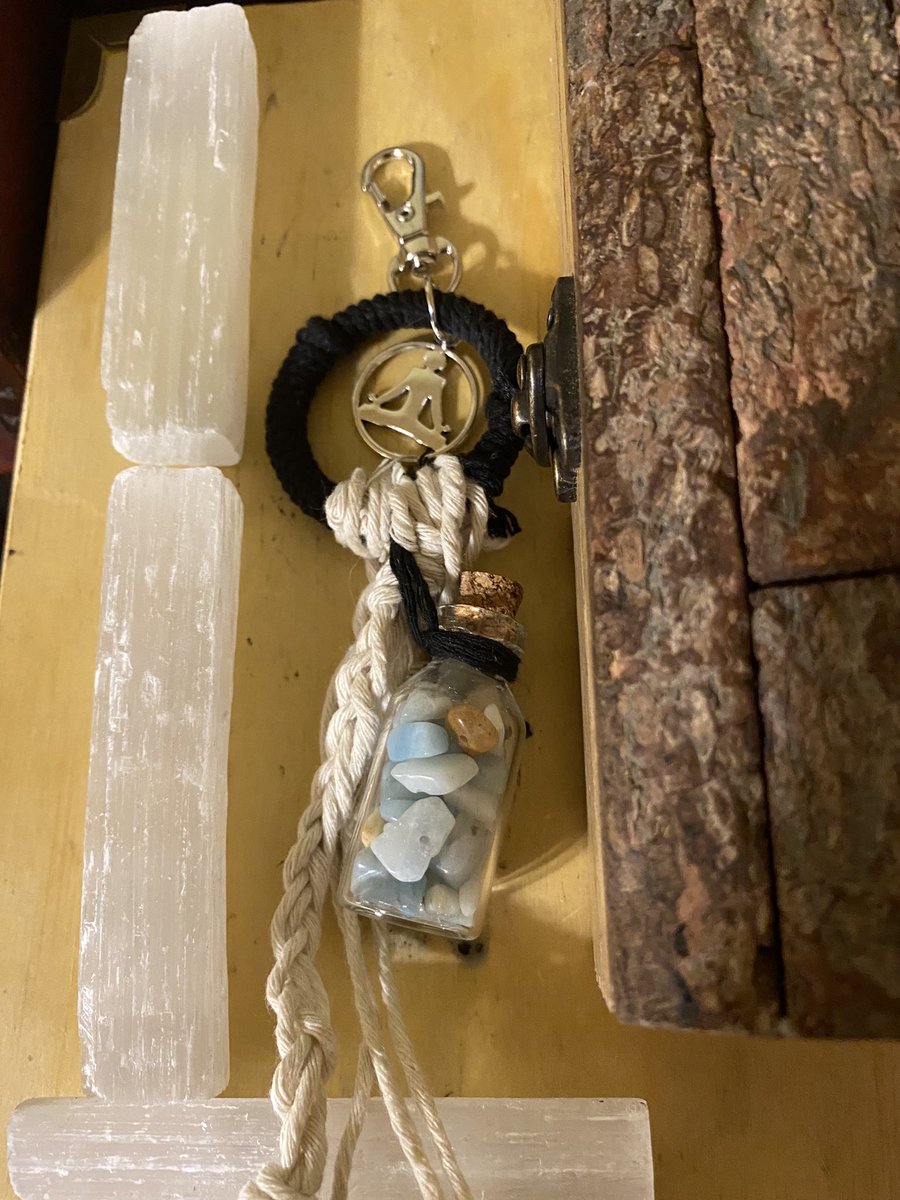 Handmade Aquamarine Macrame Keychain💙💙💙

#aquamarine #thirdeye #water #healingcrystals #healingcrystalsandstones #thirdeyechakra #painreleif #healthyliving #keychain #macrame #macramekeychain #zen