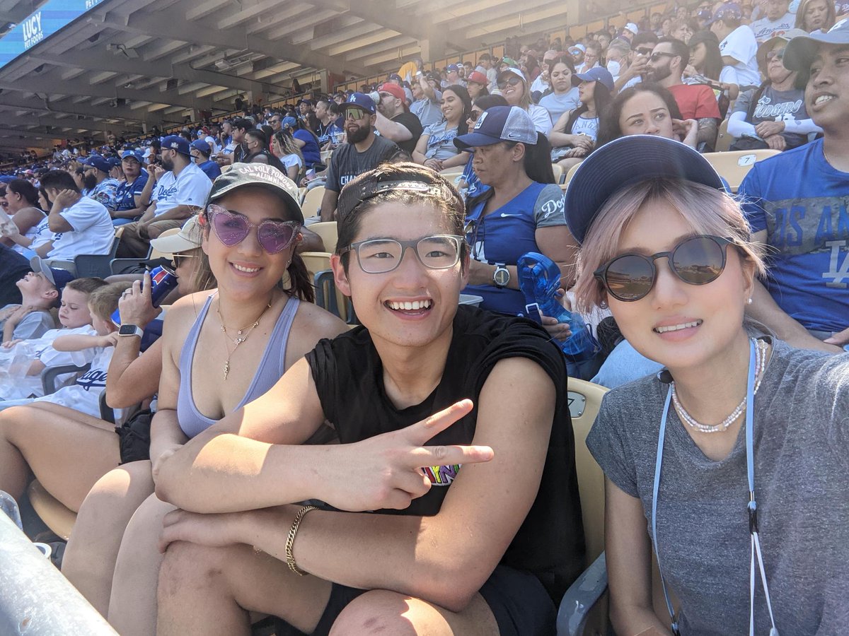 AnriAeterna's tweet image. Dodger game with @crystal11ized and @KWatlor 💙